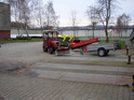 roter Traktor auf dem Hof roter Traktor auf dem Hof