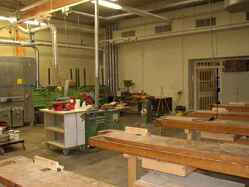 Werkhalle mit Arbeitsplätzen für die Holzbearbeitung