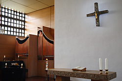 Kreuz über dem Altar