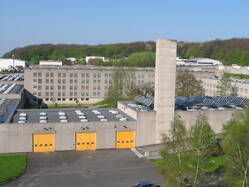 Blick in den Wirtschaftshof und auf Werkhallen Blick in den Wirtschaftshof und auf Werkhallen
