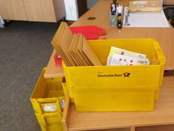 Gelbe Plastikwanne mit gefüllt mit Briefen